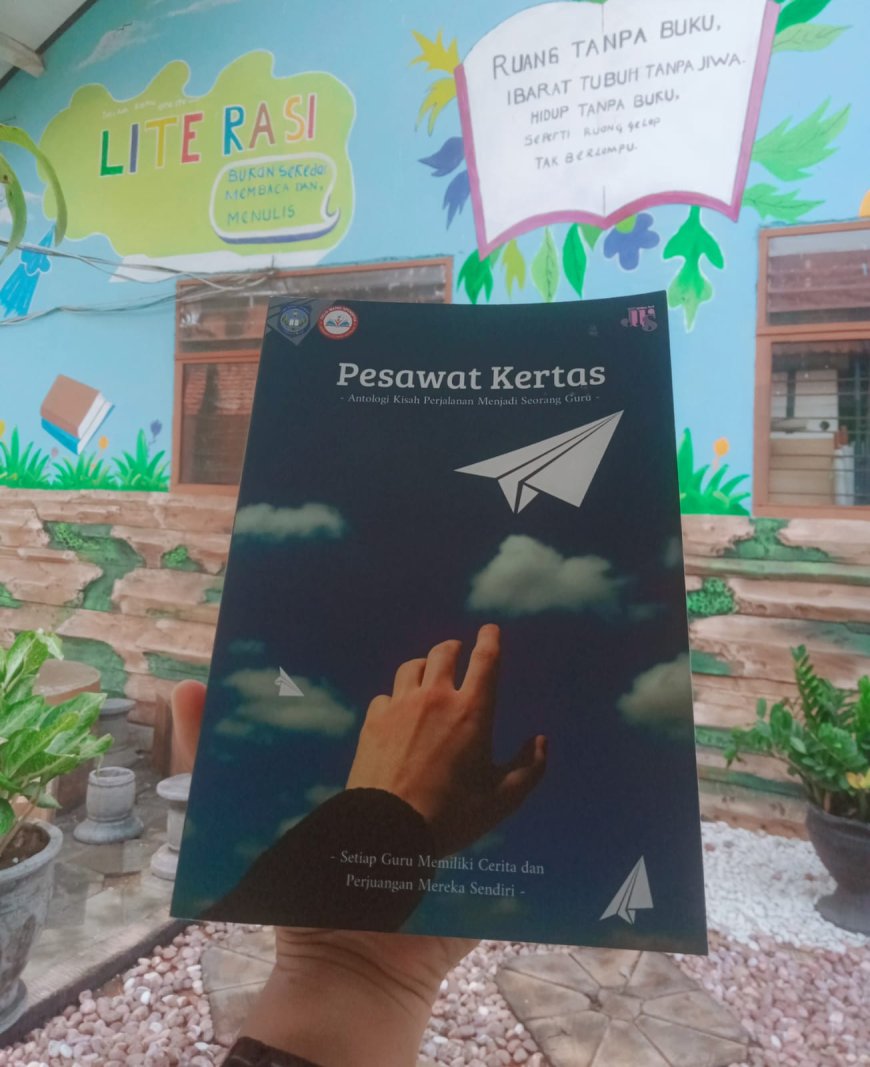 Mengudara dengan Pesawat Kertas: Peluncuran Buku Guru SMP Negeri 1 Prambon yang Penuh Makna