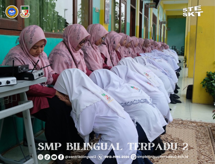 Santri SMP Bilie Lakukan Sungkeman Sebagai Bentuk Ta'dzim Kepada Guru