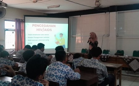 "Peningkatan Kesadaran Kesehatan: UPTD Puskesmas Sedati Gelar Penyuluhan HIV/AIDS dan Skrining Merokok di SMP PGRI 7 Sedati"
