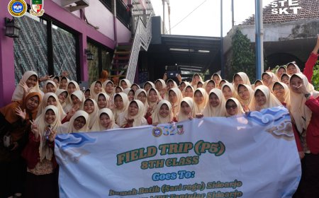 Santri SMP Bilingual Terpadu 2 Belajar Proses Pembuatan Batik di Desa Sarirogo