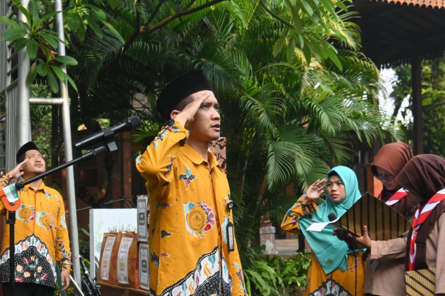 Upacara Peringatan Hari Guru Nasional di SMP Bilingual Terpadu: Guru, Pewaris Ilmu dan Cahaya yang Tak Pernah Padam