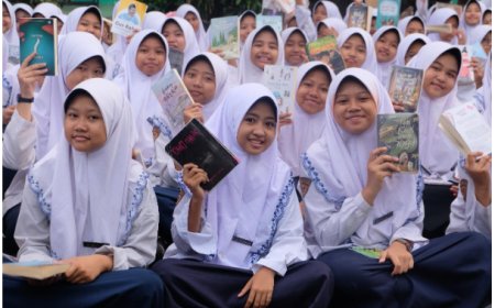 Santri SMP Bilingual Terpadu 2 Terapkan 7 Kewajiban Santri dengan Biasakan Membaca Buku di Halaman Al-Hikmah