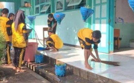 Aksi Giat Gugur Gunung Bishi SMP Negeri 1 Krembung