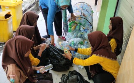 SMPN 1 PRAMBON GELAR AKSI BERSIH-BERSIH DALAM MEMPERINGATI HARI PEDULI SAMPAH NASIONAL