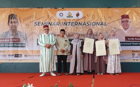 Tiga Siswi SMP Progresif Bumi Shalawat Buktikan Keahlian Kaligrafi dengan Ijazah Internasional dari Syekh Maroko