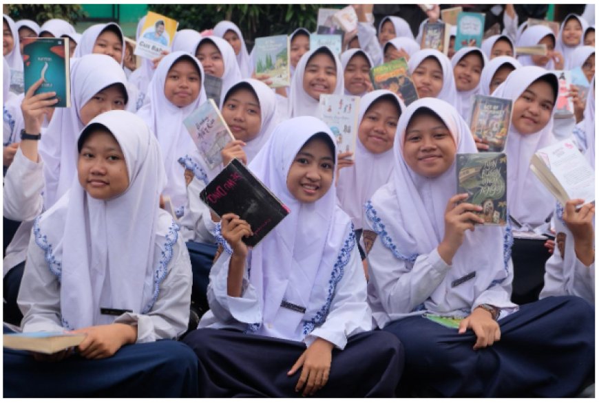 Santri SMP Bilingual Terpadu 2 Terapkan 7 Kewajiban Santri dengan Biasakan Membaca Buku di Halaman Al-Hikmah