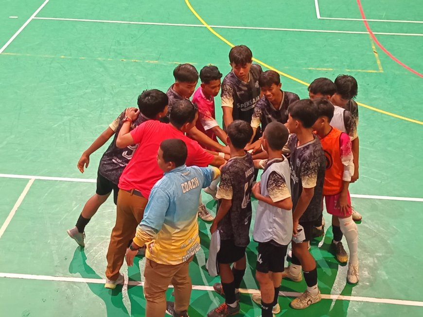 TAK TERBENDUNG! SMPN 1 JABON MENGGEMPUR LAWAN, MENGGUNCANG ARENA, DAN MELAJU KE BABAK 8 BESAR MGMP FUTSAL SUPER CUP 2025!