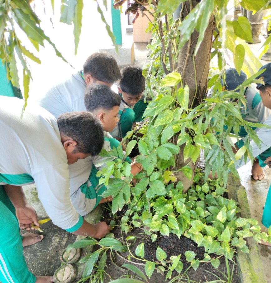 SMPN 1 PRAMBON GELAR AKSI BERSIH-BERSIH DALAM MEMPERINGATI HARI PEDULI SAMPAH NASIONAL