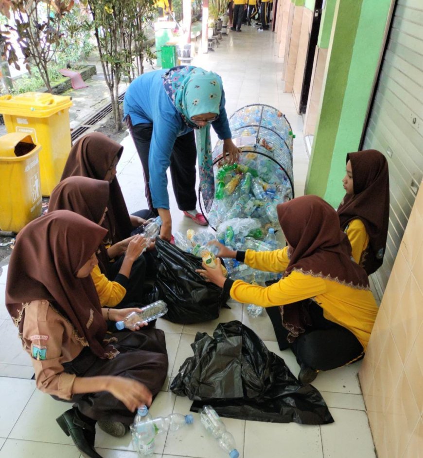 SMPN 1 PRAMBON GELAR AKSI BERSIH-BERSIH DALAM MEMPERINGATI HARI PEDULI SAMPAH NASIONAL