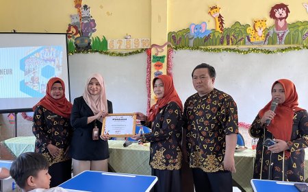 Mengasah Keterampilan Digital dan Komunikasi: Workshop Studentpreneur di SDN Cemengbakalan 2