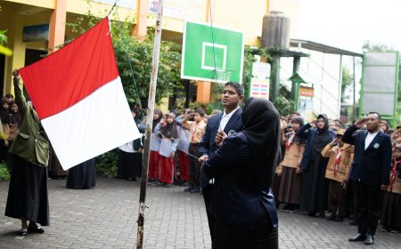 Mahasiswa Jadi Petugas Upacara Hardiknas? Ternyata Guru di SDN Bringinbendo 1 yang Memakai Almamater Waktu Kuliah Dulu