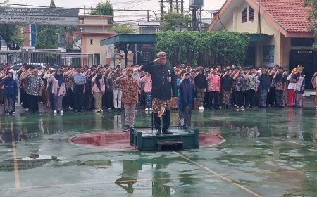 [02052025] Khidmat dan penuh semangat Upacara Peringatan Hari Pendidikan Nasional di SMPN 2 Taman