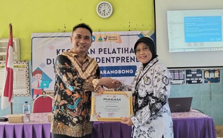 "Dari Panggung Public Speaking ke Dunia Web: Siswa SDN Karangbong Siap Jadi Digital Entrepreneur"