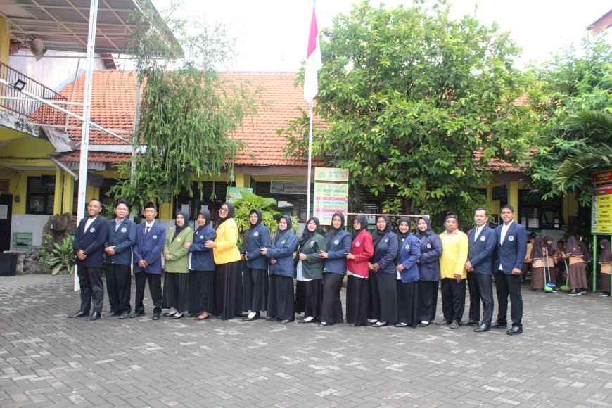 Mahasiswa Jadi Petugas Upacara Hardiknas? Ternyata Guru di SDN Bringinbendo 1 yang Memakai Almamater Waktu Kuliah Dulu