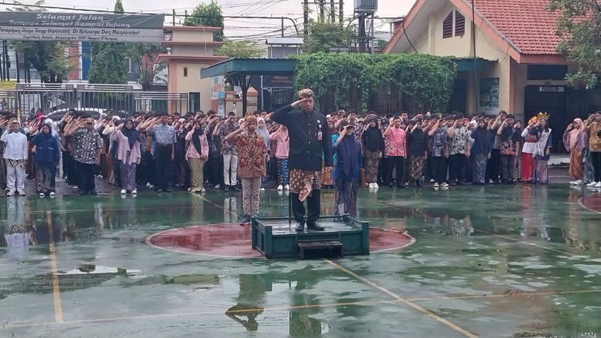 [02052025] Khidmat dan penuh semangat Upacara Peringatan Hari Pendidikan Nasional di SMPN 2 Taman
