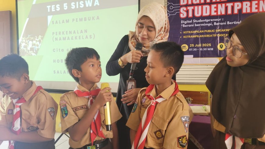 Public Speaking hingga Web Personal: SDN Kebaron Bekali Siswa dengan Keterampilan Digital