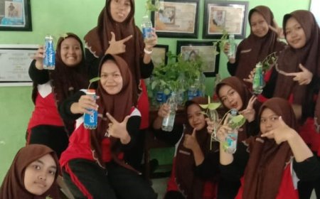 Hijau dari Sampah: Menanam Pohon dengan Media Air dalam Botol Bekas oleh Peserta Didik SMPN 1 Prambon