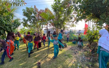 Kegiatan GEBER (Gerakan Bersih-Bersih) dan MABAR (Makan Bareng) di SDN Banjarsari