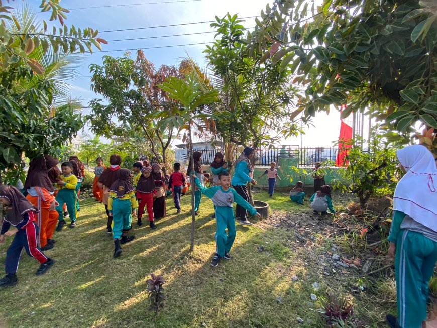 Kegiatan GEBER (Gerakan Bersih-Bersih) dan MABAR (Makan Bareng) di SDN Banjarsari