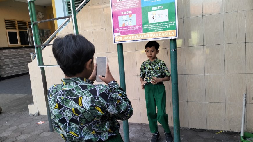 50 Siswa SDN Krian 3 Antusias Ikuti Pelatihan Public Speaking hingga Web Personal