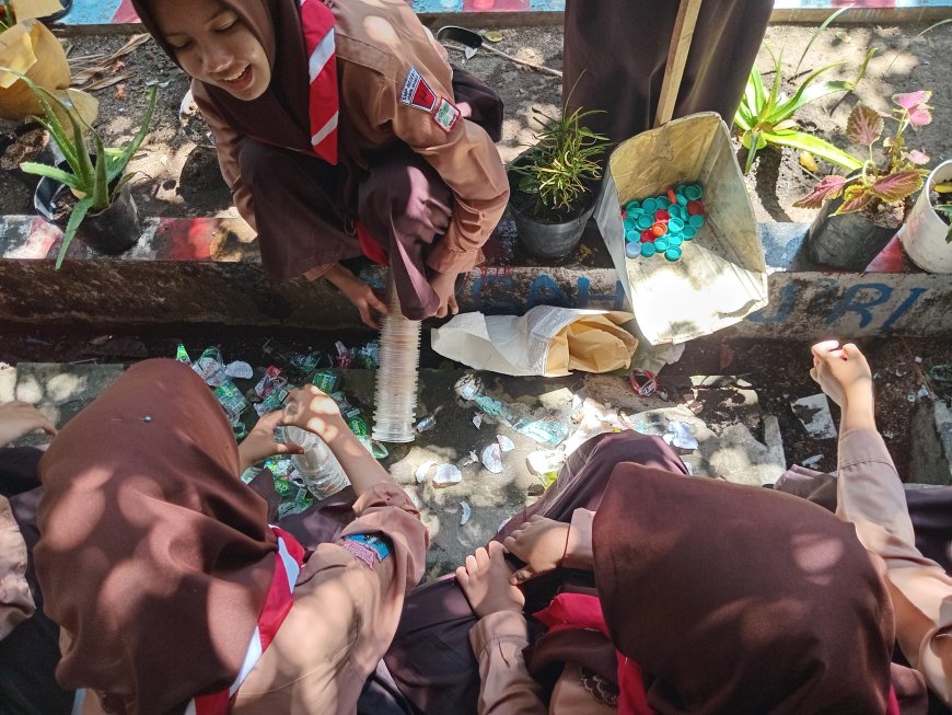 World Cleanup Day 2025: Aksi Nyata Peduli Lingkungan di SMPN 1 Jabon