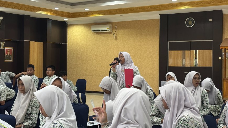 Kunjungan Edukasi SMP Al Muslim di Kantor Bea Cukai Tanjung Perak