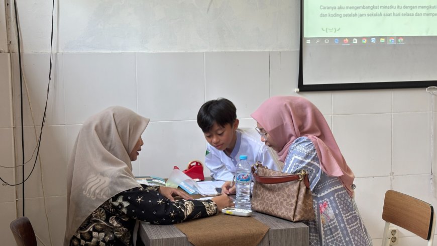SMP Al Muslim Gelar “Show Your Spark!”: Paduan Presentasi Minat Bakat dan Penerimaan Rapor Sisipan yang Inspiratif