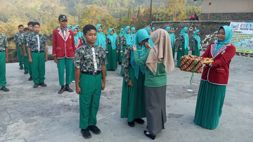 MEMBANGUN JIWA KEPEMIMPINAN MELALUI KEGIATAN LDKS