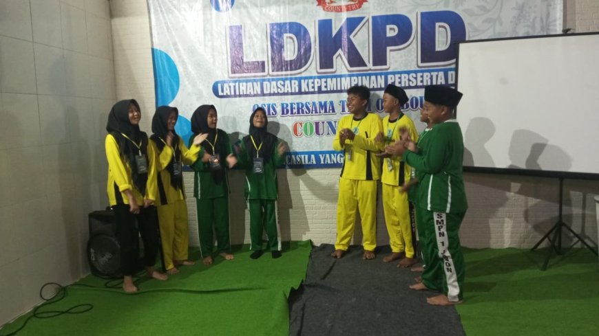 MEMBANGUN JIWA KEPEMIMPINAN MELALUI KEGIATAN LDKS
