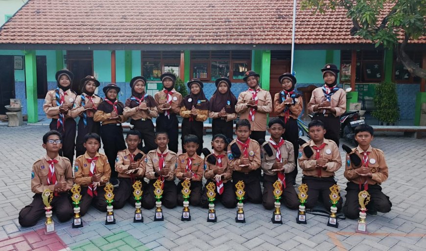 SDN KRAMATJEGU 1 BORONG 12 PIALA DALAM LOMBA TINGKAT II PRAMUKA TAHUN 2025 KWARRAN TAMAN