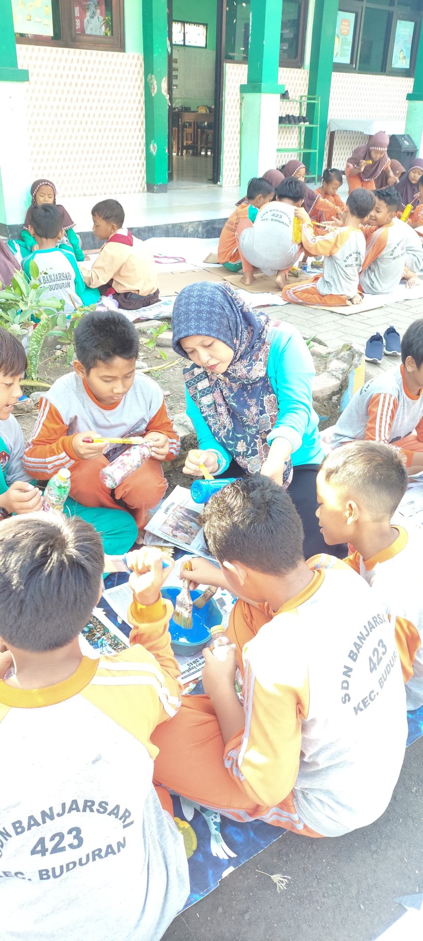 Gerakan "MAKAN JAMBU" di SDN Banjarsari: Cinta Lingkungan lewat ECO Bricks dan Kreatifitas