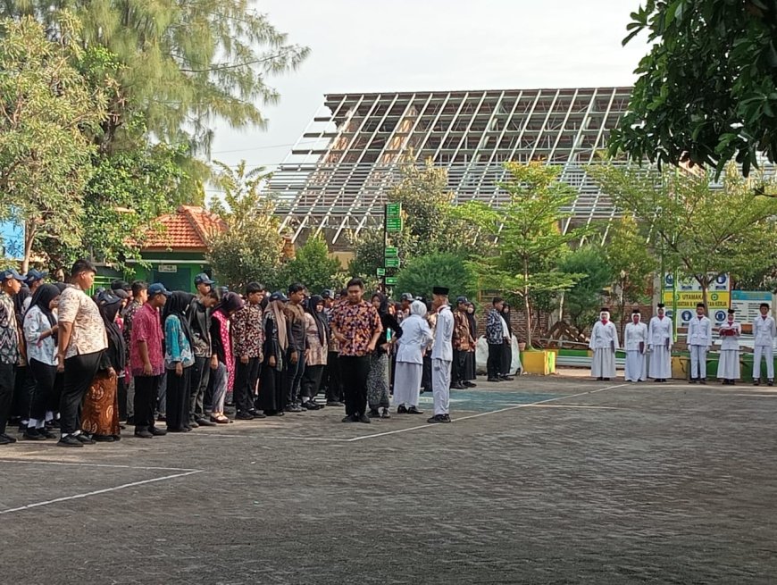 SMPN 1 JABON KOBARKAN SEMANGAT PEMUDA, KIBARKAN BENDERA PUSAKA SEBAGAI LAMBANG PERSATUAN NEGARA