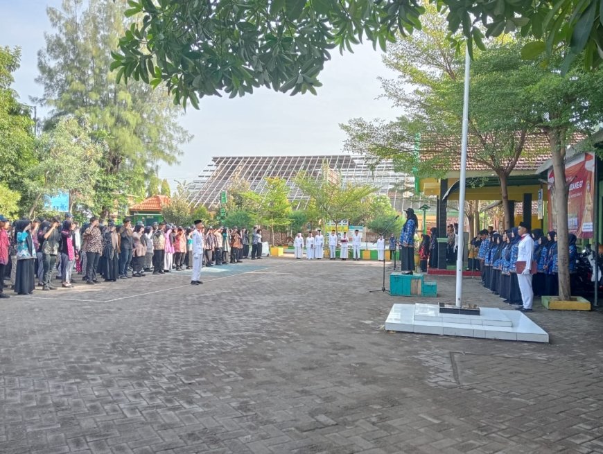 SMPN 1 JABON KOBARKAN SEMANGAT PEMUDA, KIBARKAN BENDERA PUSAKA SEBAGAI LAMBANG PERSATUAN NEGARA