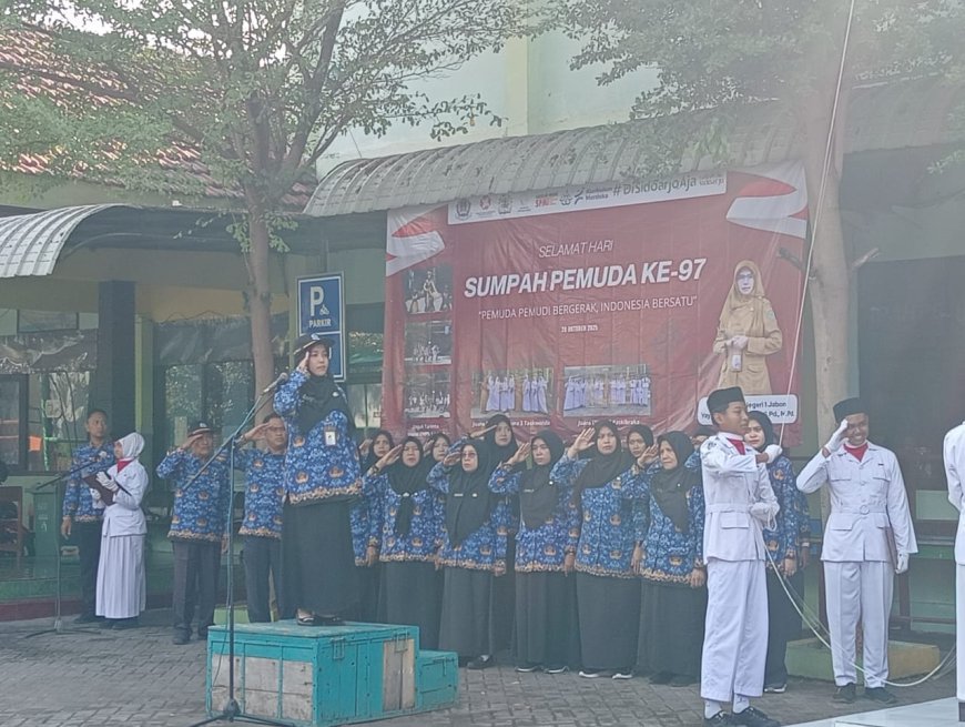 SMPN 1 JABON KOBARKAN SEMANGAT PEMUDA, KIBARKAN BENDERA PUSAKA SEBAGAI LAMBANG PERSATUAN NEGARA