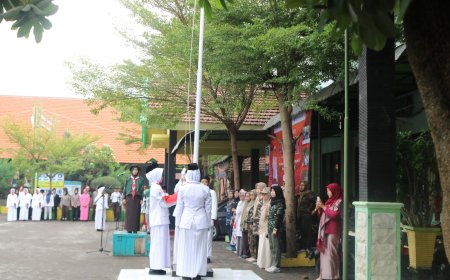 Meneladani perjuangan,Mengisi kemerdekaan: Semaraknya Hari Pahlawan  SMPN 1 Jabon