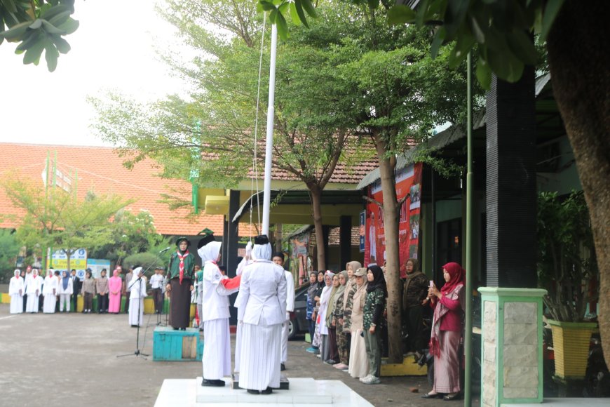 Meneladani perjuangan,Mengisi kemerdekaan: Semaraknya Hari Pahlawan  SMPN 1 Jabon