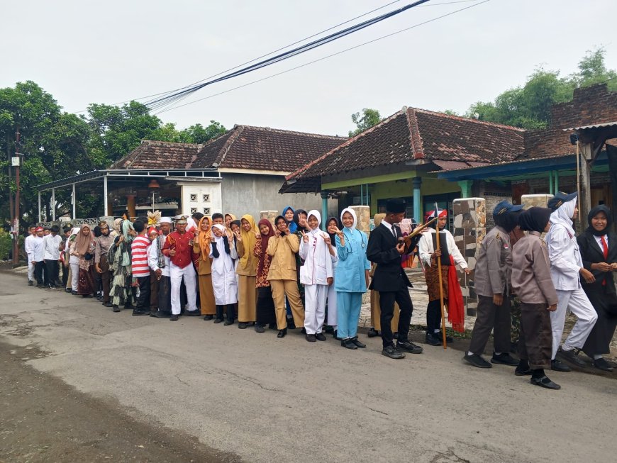 Meneladani perjuangan,Mengisi kemerdekaan: Semaraknya Hari Pahlawan  SMPN 1 Jabon