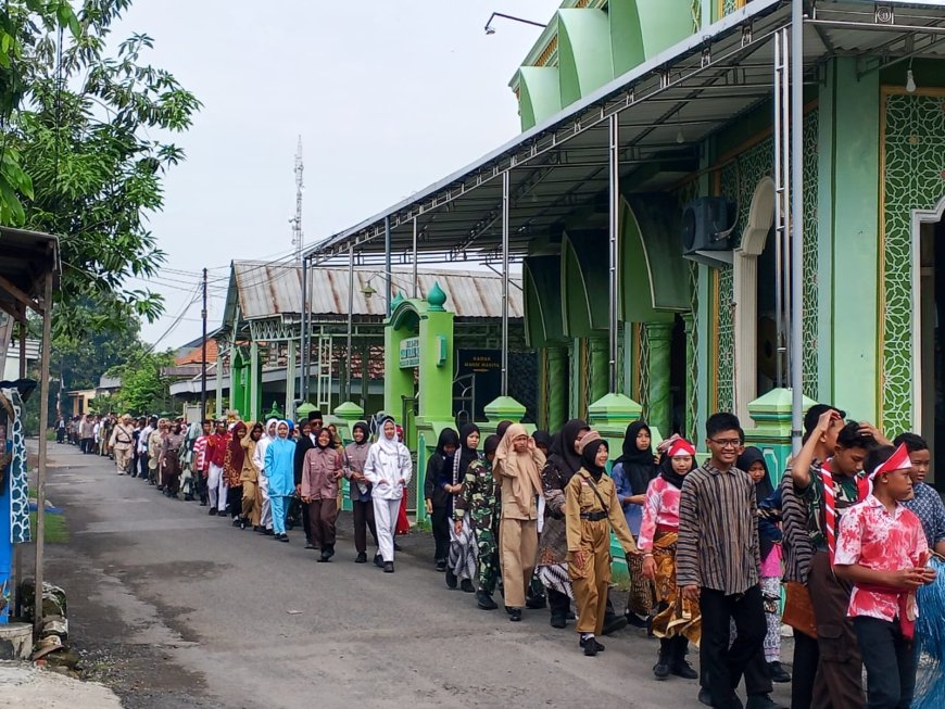 Meneladani perjuangan,Mengisi kemerdekaan: Semaraknya Hari Pahlawan  SMPN 1 Jabon