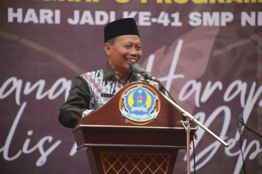 SMPN 1 JABON LUNCURKAN 1054 PENTIGRAF DAN PROGRAM SEDEKAH OKSIGEN UNTUK MENANAM HARAPAN MENULIS MASA DEPAN