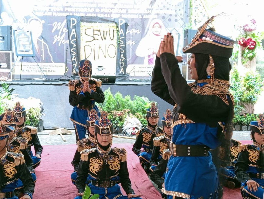 SMPN 1 JABON LUNCURKAN 1054 PENTIGRAF DAN PROGRAM SEDEKAH OKSIGEN UNTUK MENANAM HARAPAN MENULIS MASA DEPAN