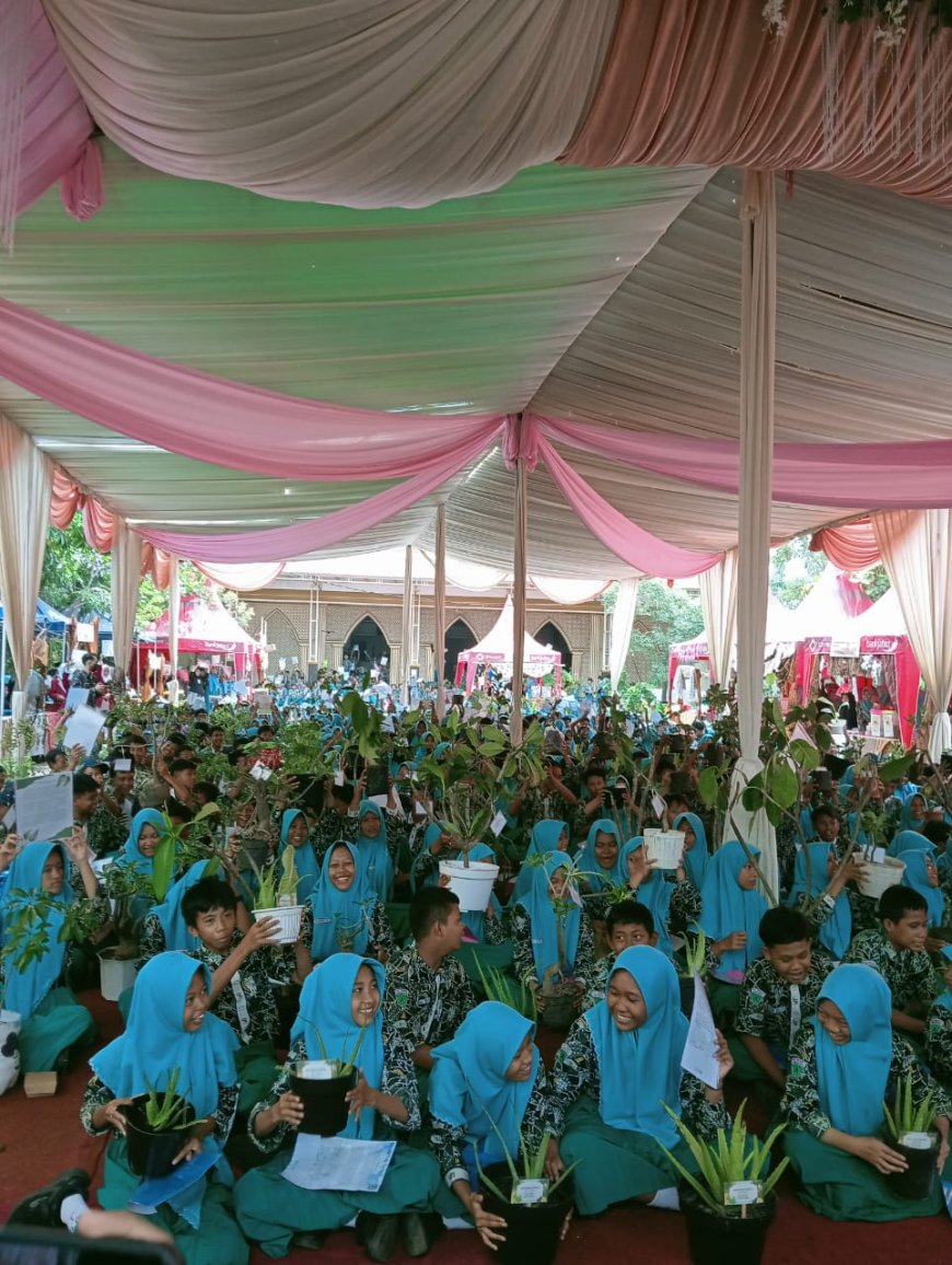 SMPN 1 JABON LUNCURKAN 1054 PENTIGRAF DAN PROGRAM SEDEKAH OKSIGEN UNTUK MENANAM HARAPAN MENULIS MASA DEPAN