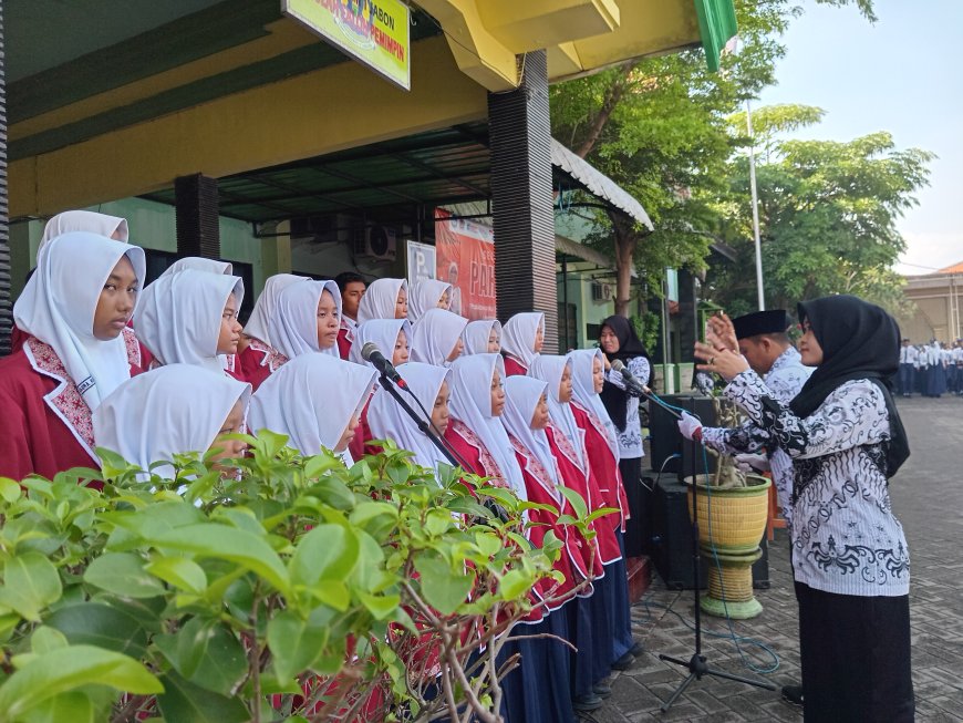 Guru Pilar Pendidikan Kita: SMPN 1 Jabon Semarak Rayakan Hari Guru Nasional.