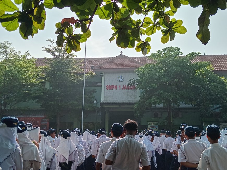 Guru Pilar Pendidikan Kita: SMPN 1 Jabon Semarak Rayakan Hari Guru Nasional.