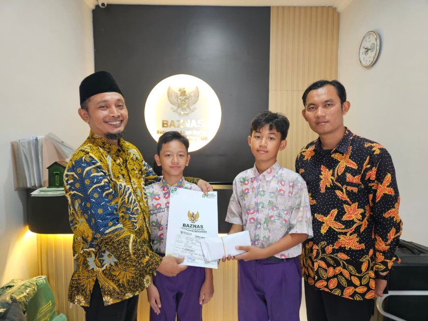 Siswa dan Guru SD Negeri Candi Serahkan Sumbangan Kemanusiaan untuk Korban Bencana Sumatera ke Baznas Kabupaten Sidoarjo