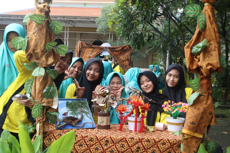 Dari Limbah Jadi Karya, Gebyar Korukikuler PJBL SMPN1 Jabon Bersama Tim DLHK