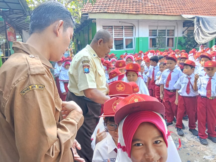 HARI PERTAMA MASUK SEKOLAH, SISWA SD NEGERI CANDI GELAR HALAL BIHALAL BERSAMA GURU DAN STAF