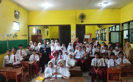 DIGITAL STUDENTPRENEUR DI SDN DAMARSI: TINGKATKAN KREATIVITAS DAN LITERASI DIGITAL SISWA