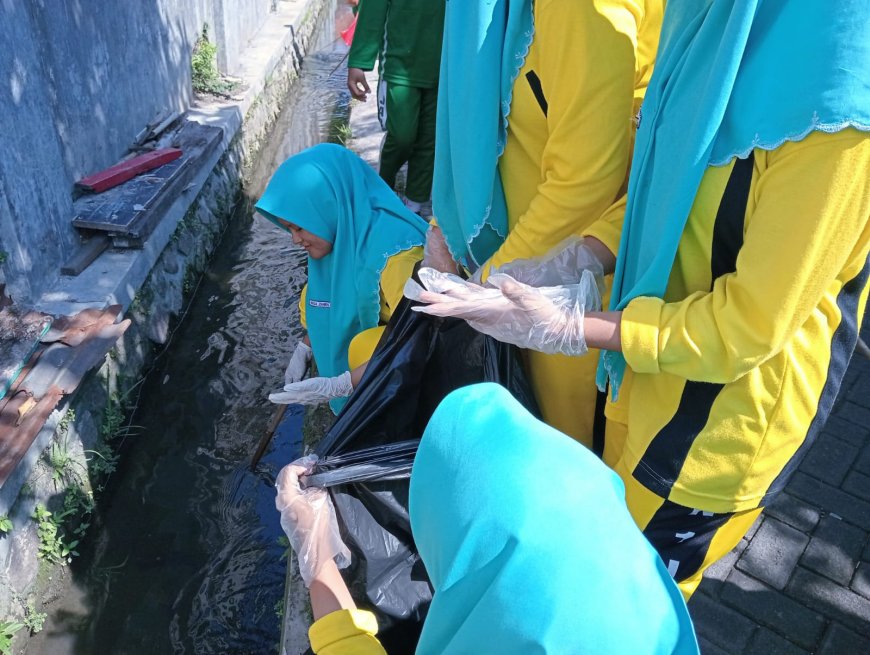SMPN 1 Jabon Bergerak Wujudkan Lingkungan Bersih Lewat Program Gemar Bermasyarakat