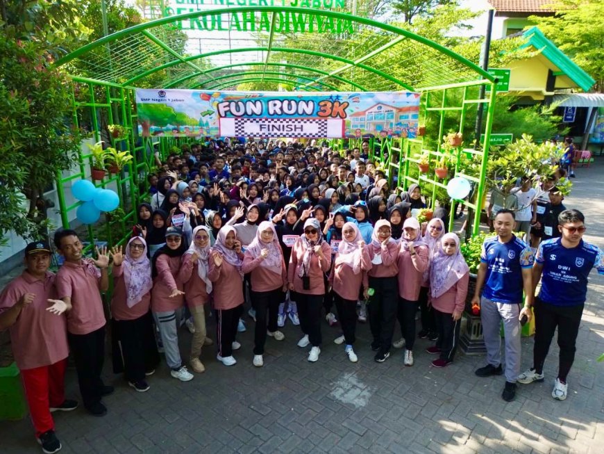 Ceria dan Penuh Semangat, Fun Run 3K Warnai rangkaian Kokurikuler SMPN 1 JABON