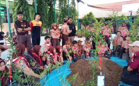 Pramuka Peduli Lingkungan: Aksi Menanam Pohon dalam Mendukung Program Adiwiyata